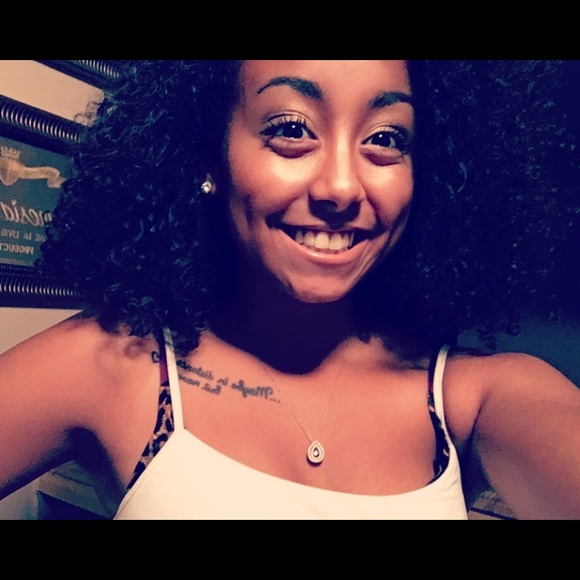 Meet Your Posher, Leslie 💖 - Picture 2 of 5