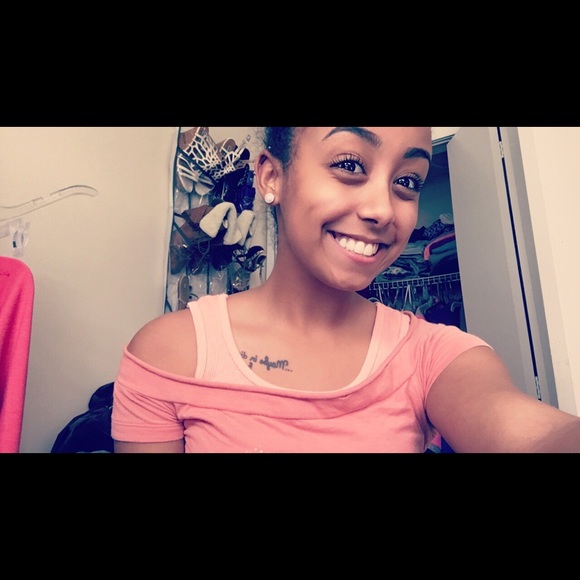 Meet Your Posher, Leslie 💖 - Picture 4 of 5