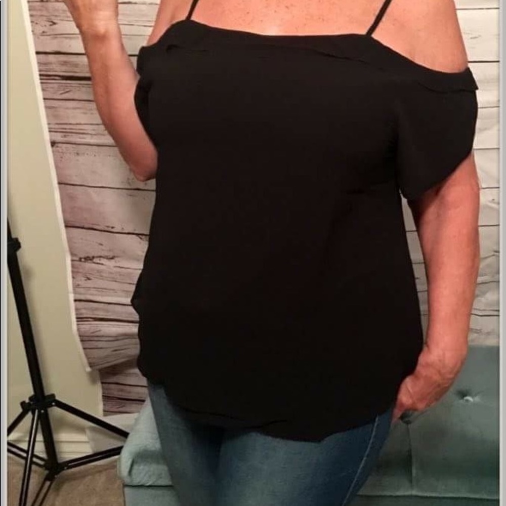 Cold shoulder boutique top 1x