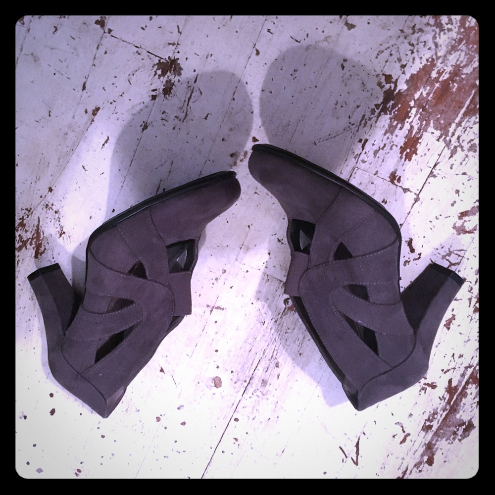 Quirky cute grey heels