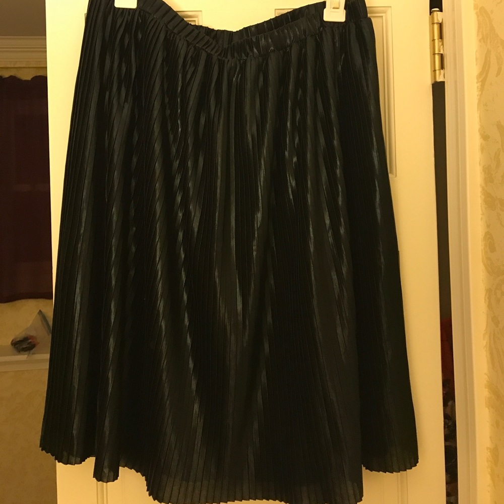 Black pleated skirt LOFT
