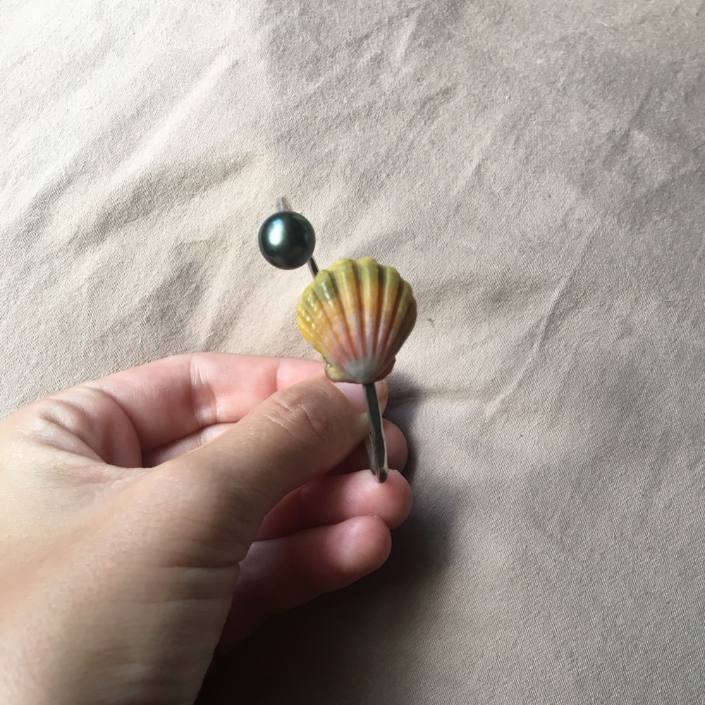 Tahitian pearl and sunrise shell on silver bangle