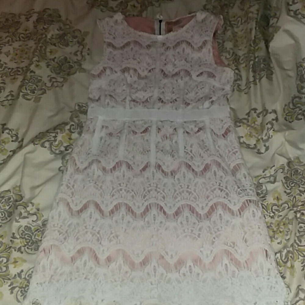 Alice Moon Vintage Style White Lace Deco