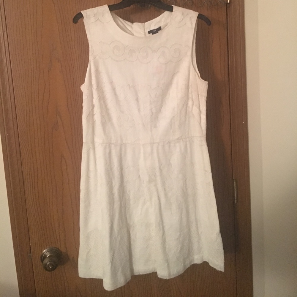 Off white lace embossed dress! 👗