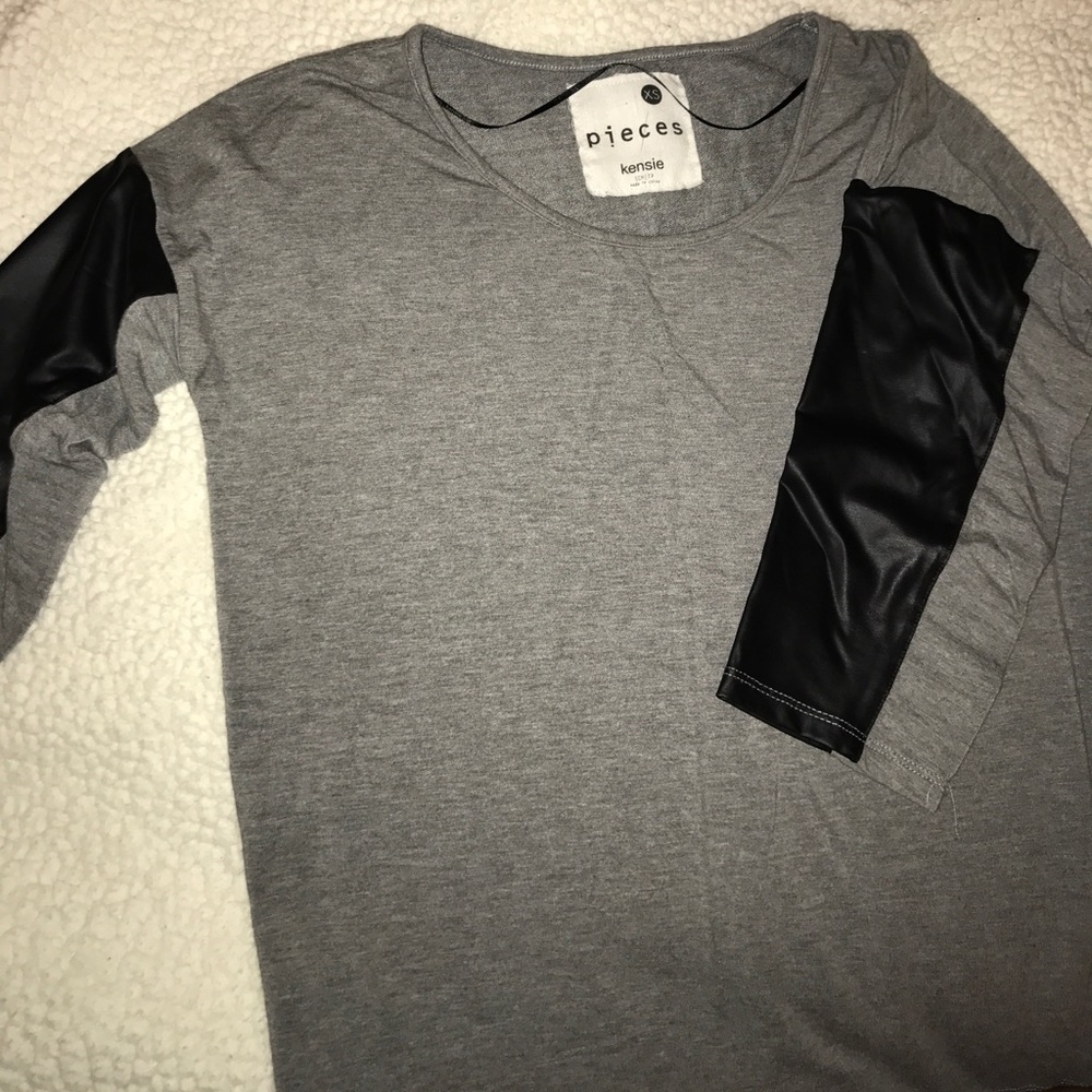 Gray quarter sleeve shirt with leather sleeves