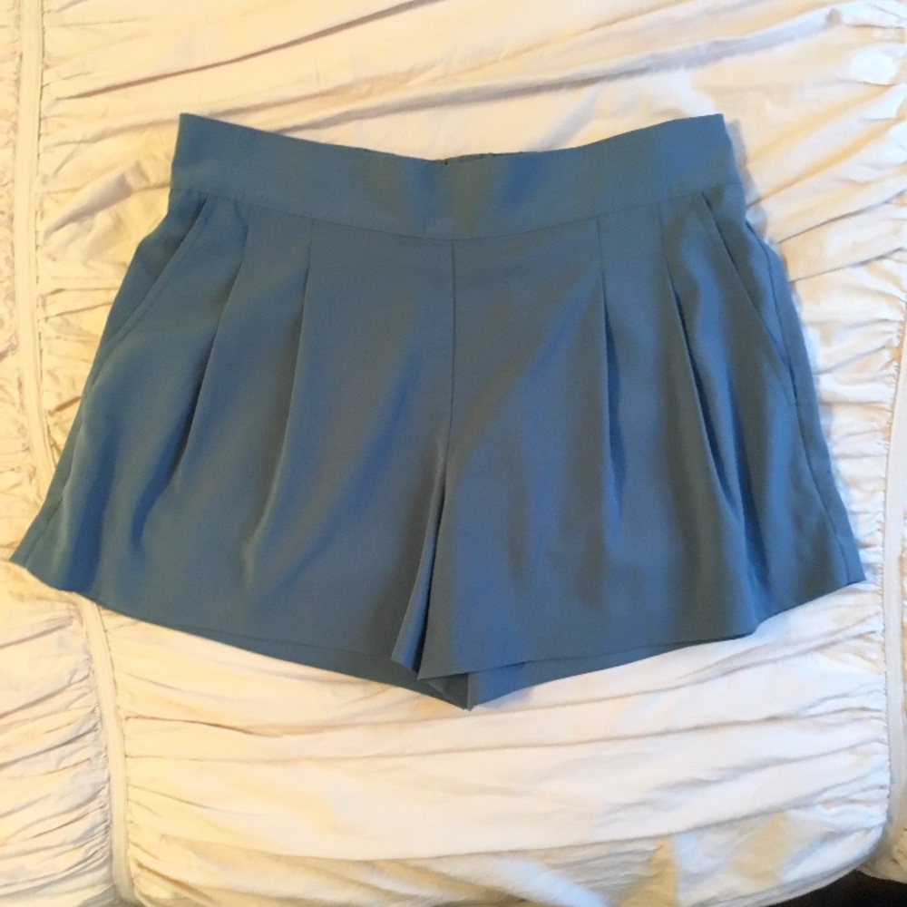 Rubbish Pleated Gray Shorts with Pockets