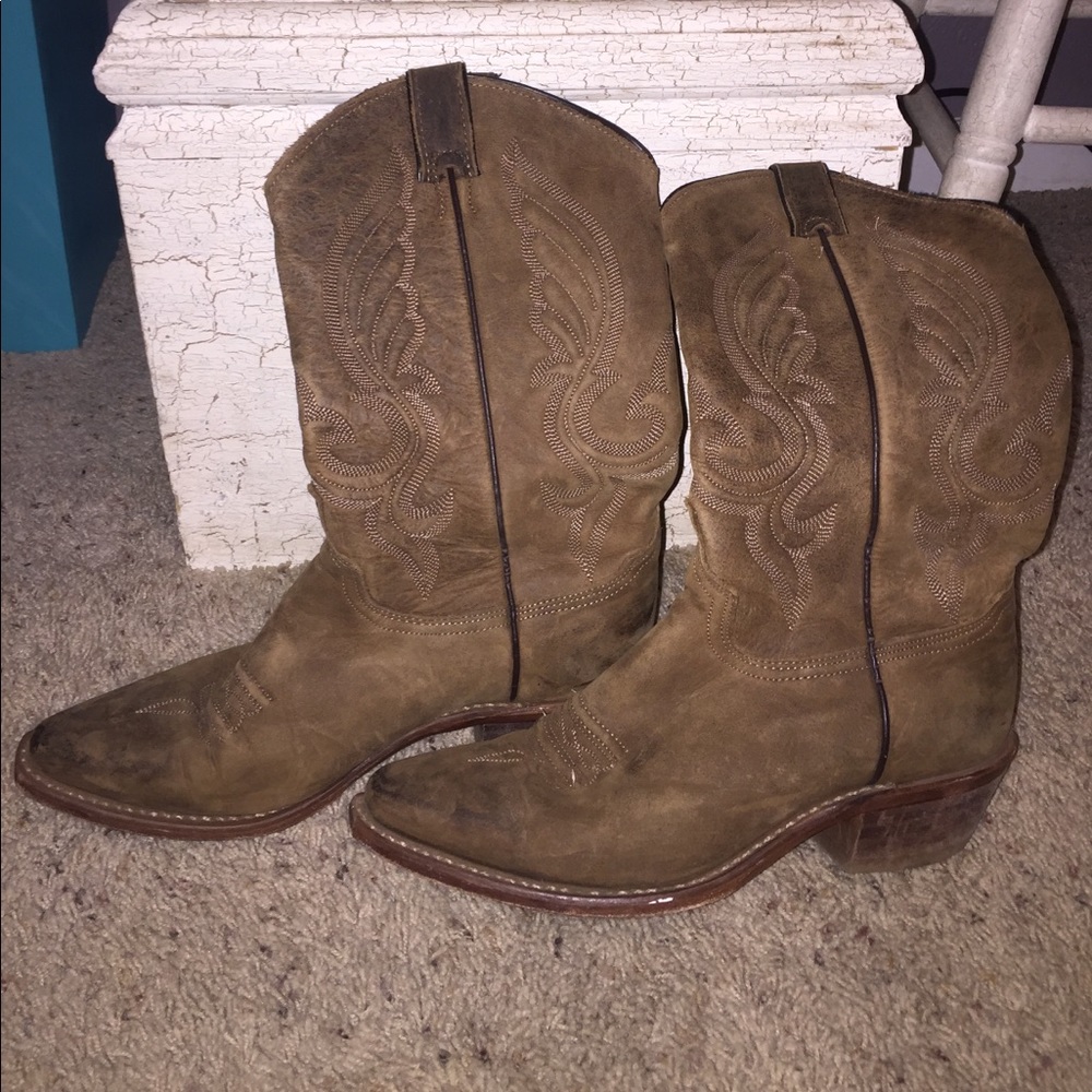 Brown comfy and cute cowgirl boots, used
