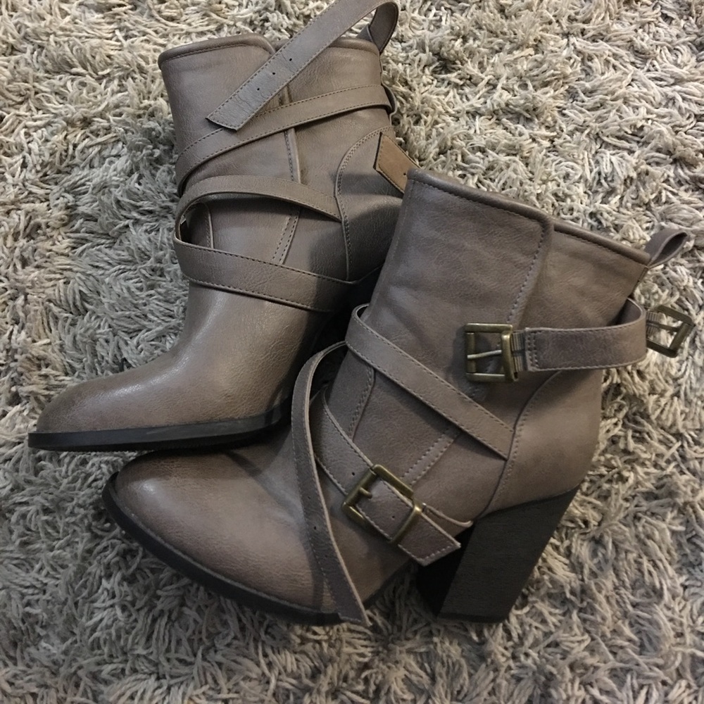 Cute ankle boots to start fall off right 😍