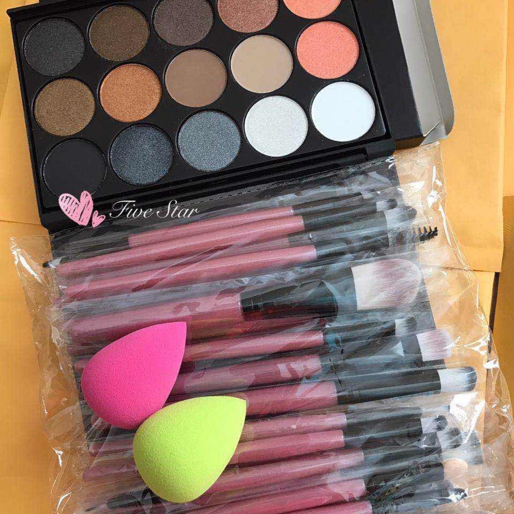 ❤️💕20pcs brushes + 1 eyeshadow palette+2 sponges