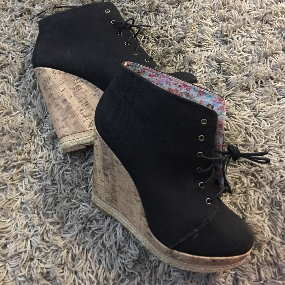 Black wedges
