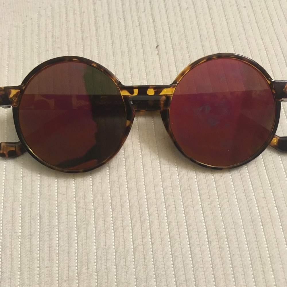 Vintage print(leopard) shades.