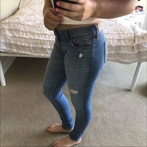 Super Skinny Hollister Jeans! Size 7/28!
