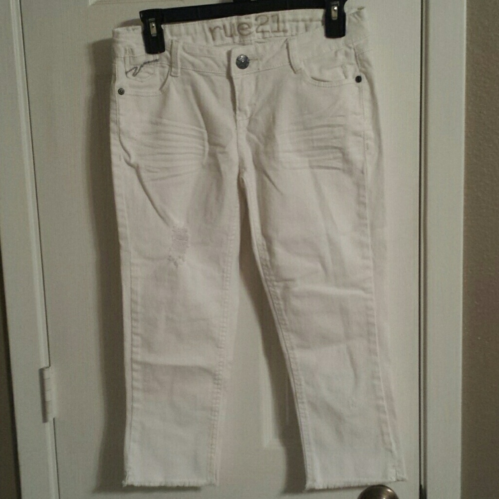Rue 21 white distressed capri s 3/4