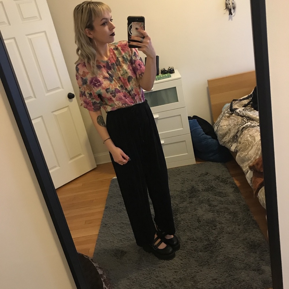 Flora vintage top with a button in the front