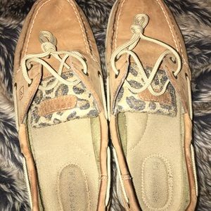 CUTE TRENDY CHETTA SPERRY'S BARELY WORN