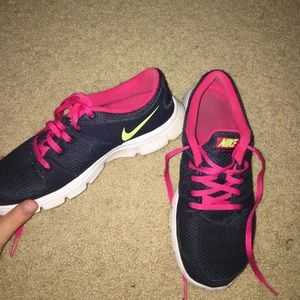 Nike tennis shoes size 7.5