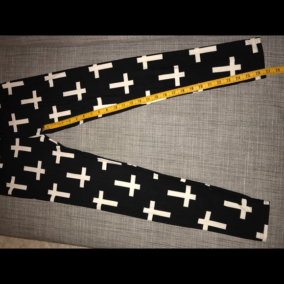 Black leggings with white crucifix pattern NWT - Picture 3 of 4