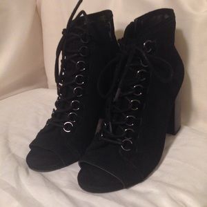 ♡ Steve Madden♡ "Reply" Black Ankle Booties