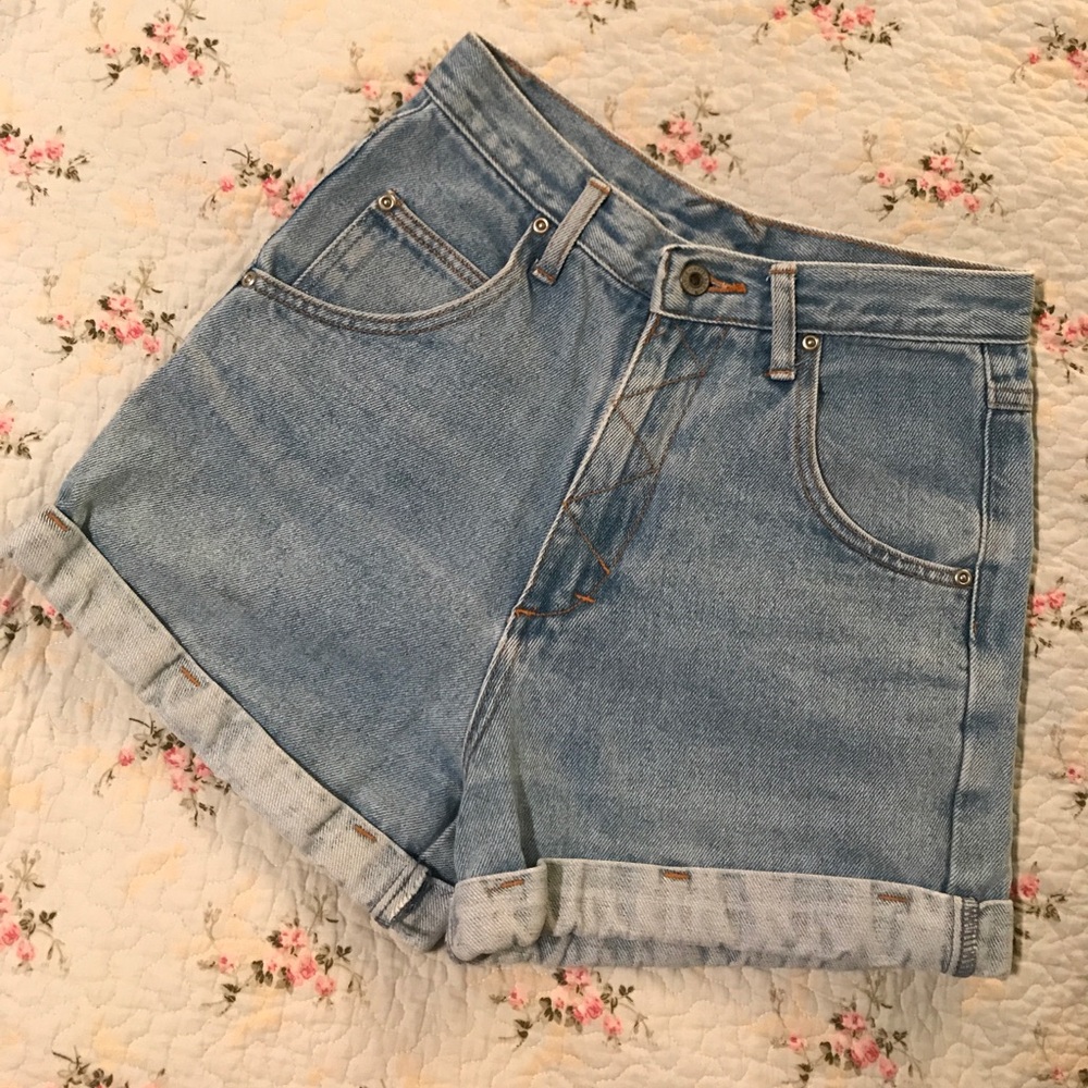 ✨SOLD✨Vintage 90s High Waisted Denim Short