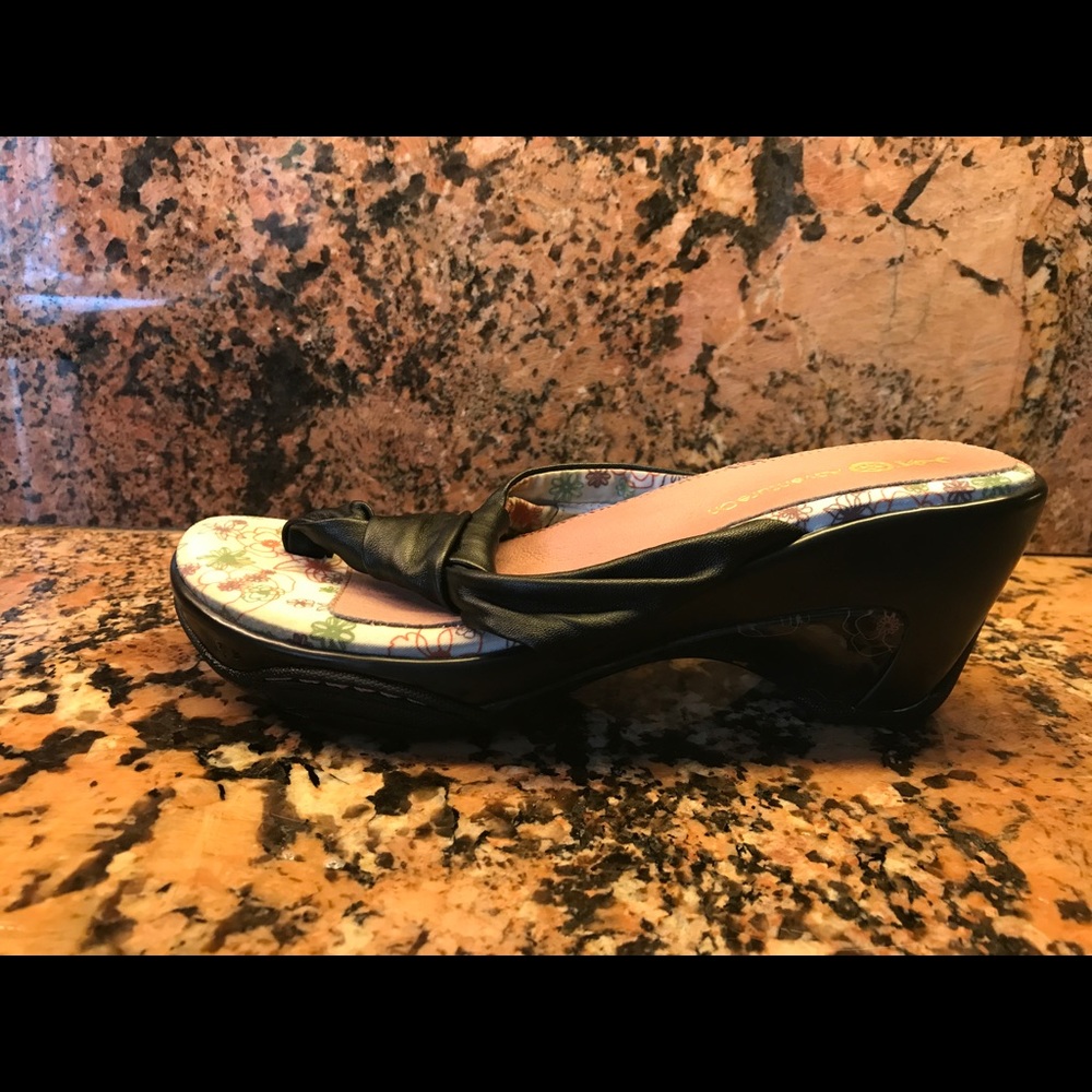 ✨J-41 Adventure On✨Black Wedge Sandals Size 7.5M