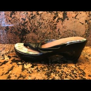 ✨J-41 Adventure On✨Black Wedge Sandals Size 7.5M