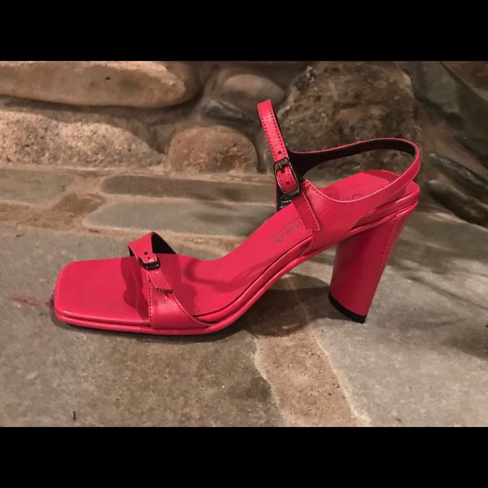 NWOB✨Via Spiga Buckle Ankle Strap Sandals Fuschia
