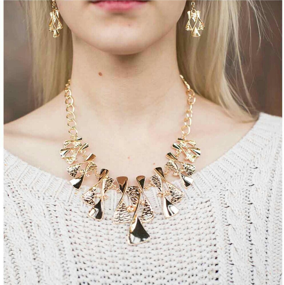 Gorgeous gold chandelier necklace with earrings