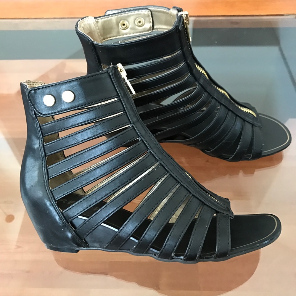 Report Melannie Gladiator Sandals Fits 6.5/7