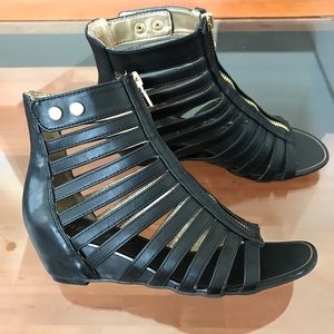 Report Melannie Gladiator Sandals Fits 6.5/7