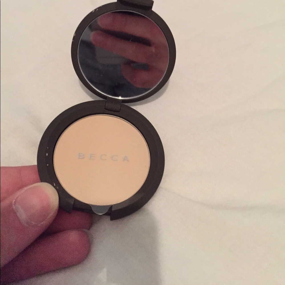 BECCA PERFECTING POWDER LIGHT