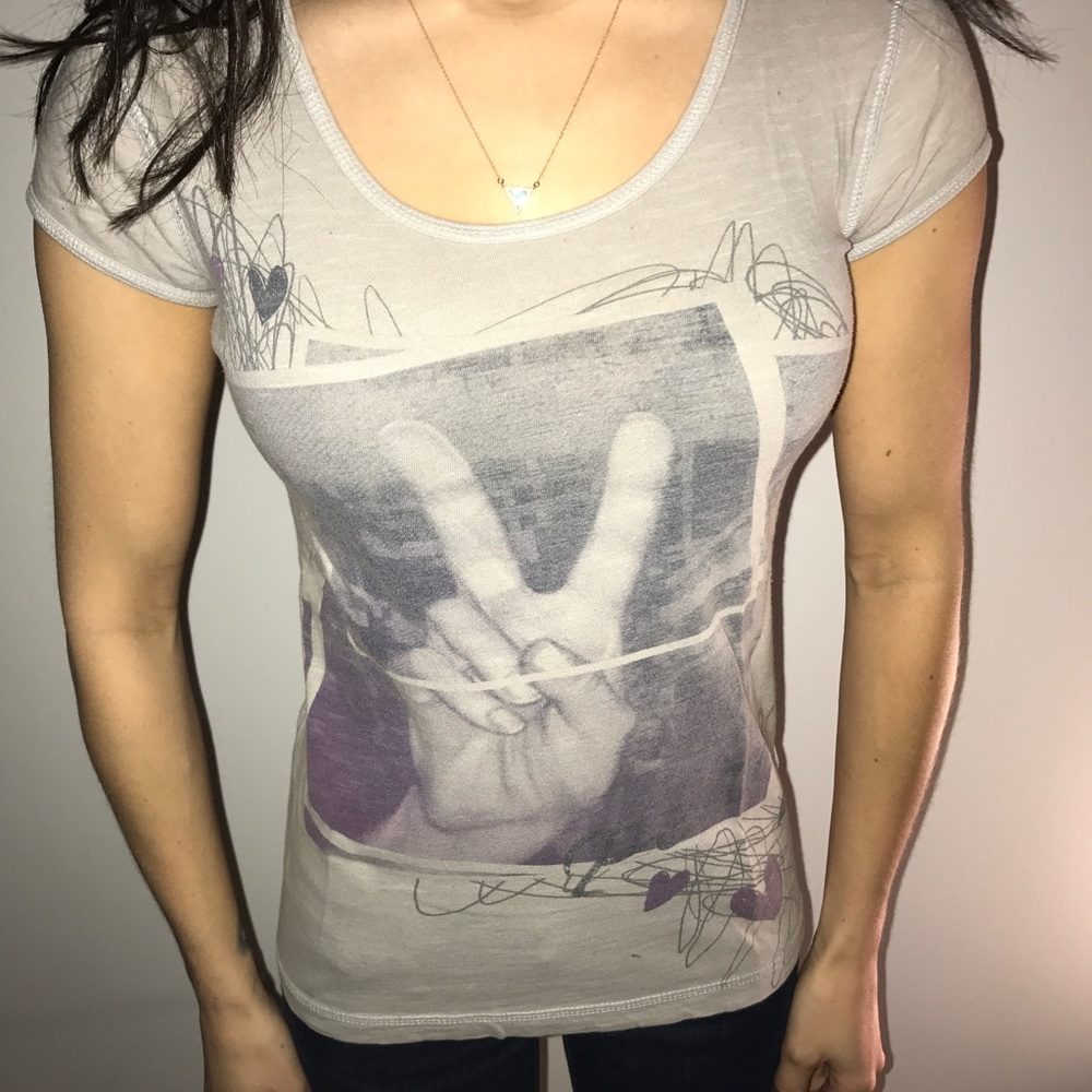 Light grey tee with peace sign