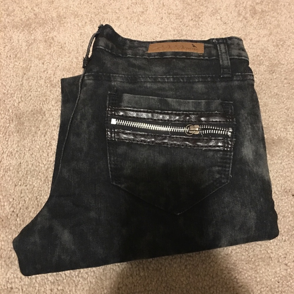 Dark grey and black skinny jeans with zippers