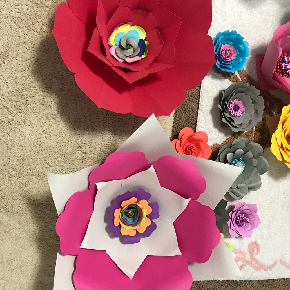 Paper flowers backdrop - Picture 2 of 5