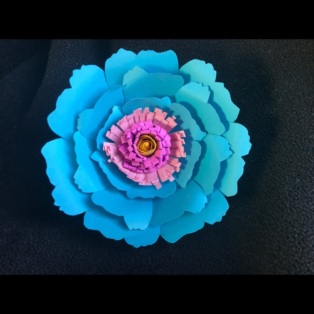 Paper flowers backdrop - Picture 3 of 5