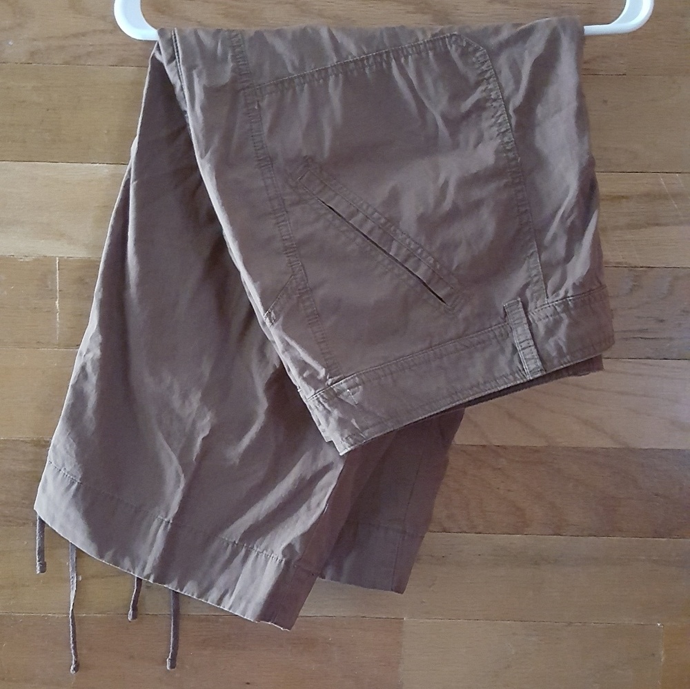 Women's IZOD Brown cargo capris