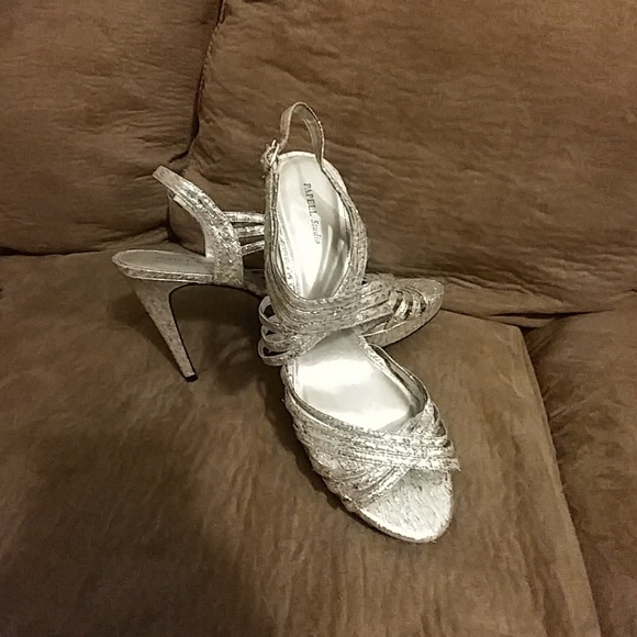 Heels - Picture 4 of 4