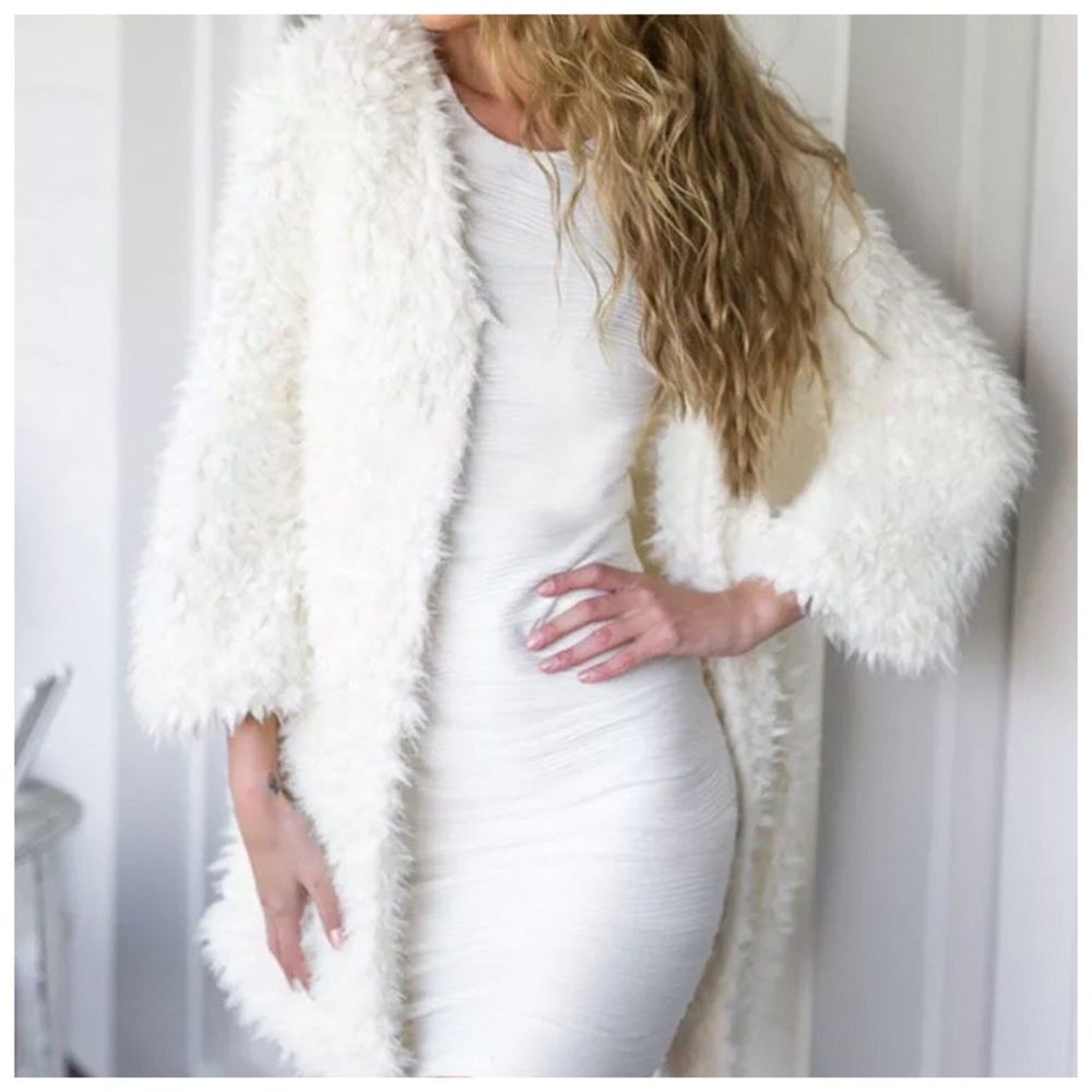 🆕 Super Soft Ivory Faux Fur Jacket - Picture 3 of 4