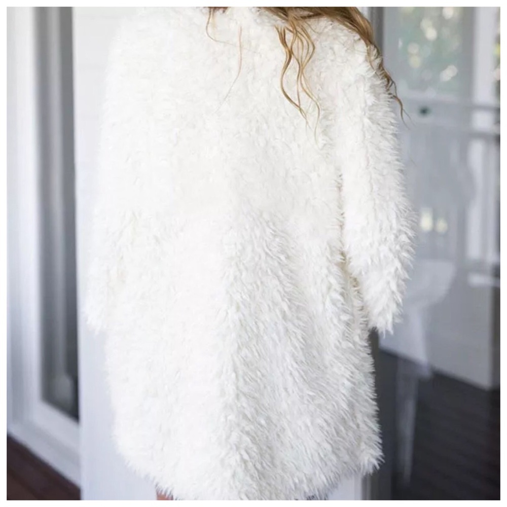 🆕 Super Soft Ivory Faux Fur Jacket - Picture 4 of 4
