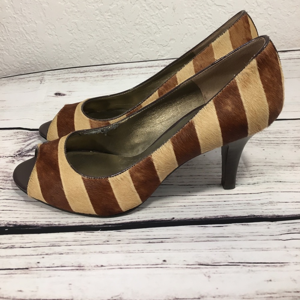 Bandolino Two Tone Stripe Leather Peep Toe Pumps - Picture 4 of 8