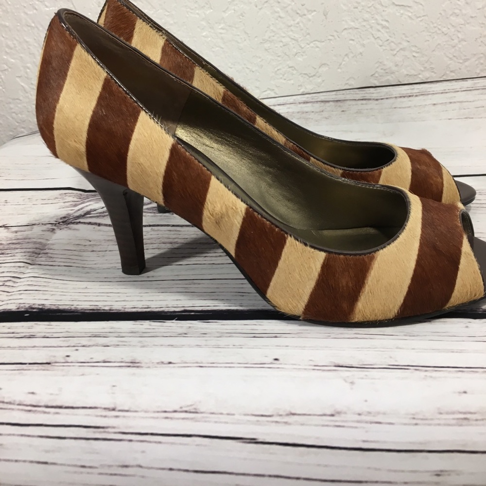 Bandolino Two Tone Stripe Leather Peep Toe Pumps - Picture 5 of 8