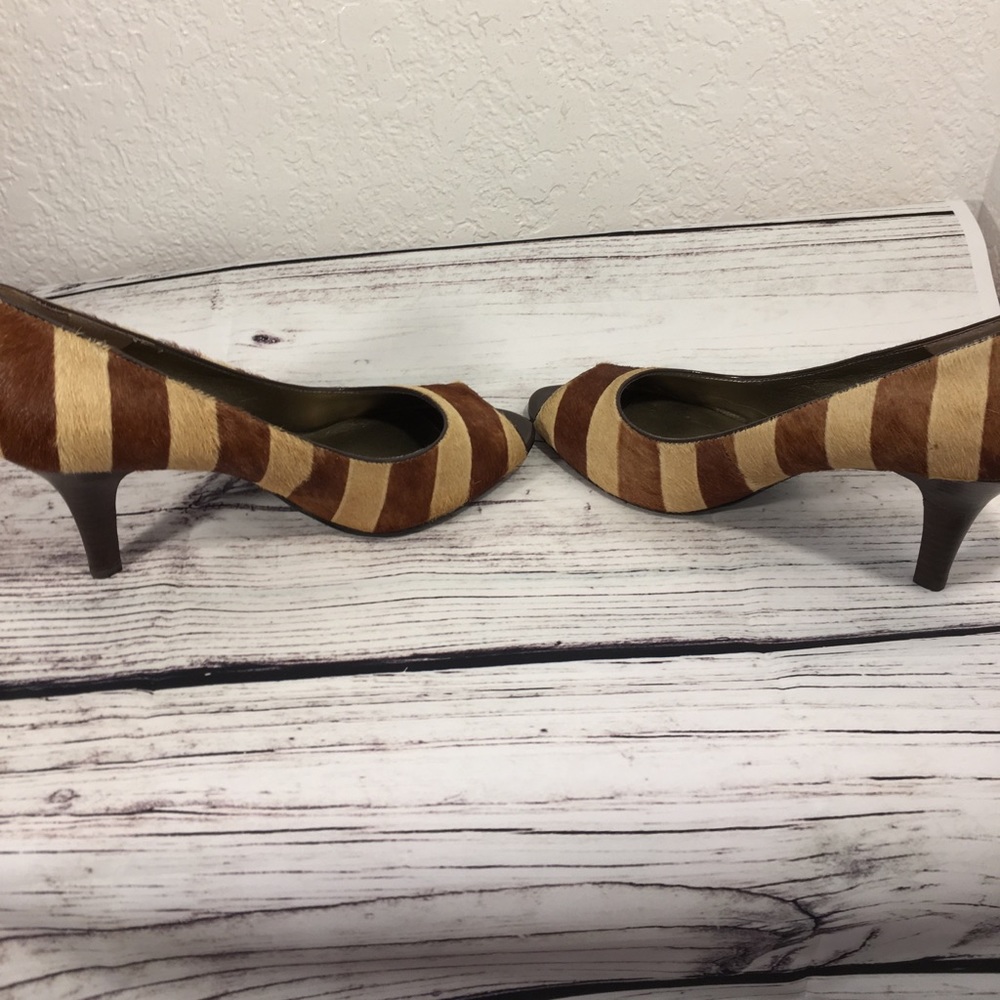 Bandolino Two Tone Stripe Leather Peep Toe Pumps - Picture 7 of 8