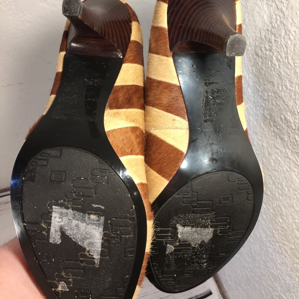 Bandolino Two Tone Stripe Leather Peep Toe Pumps - Picture 8 of 8