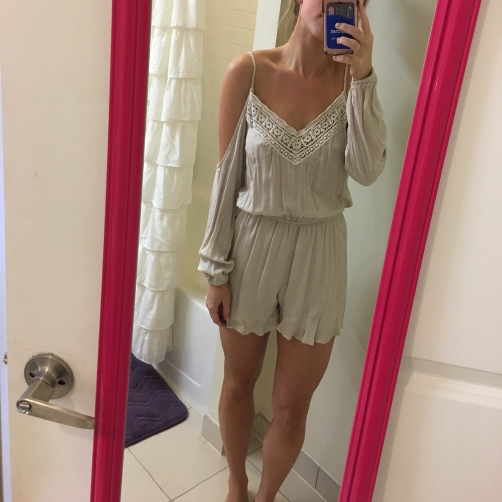 Cold shoulder ecote romper can