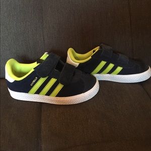 Adidas navy and green sneaker size 9 toddler