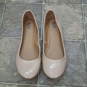 NWOT nude flats