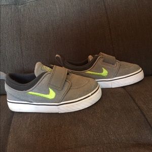 Nike toddler sneakers size 7 gray