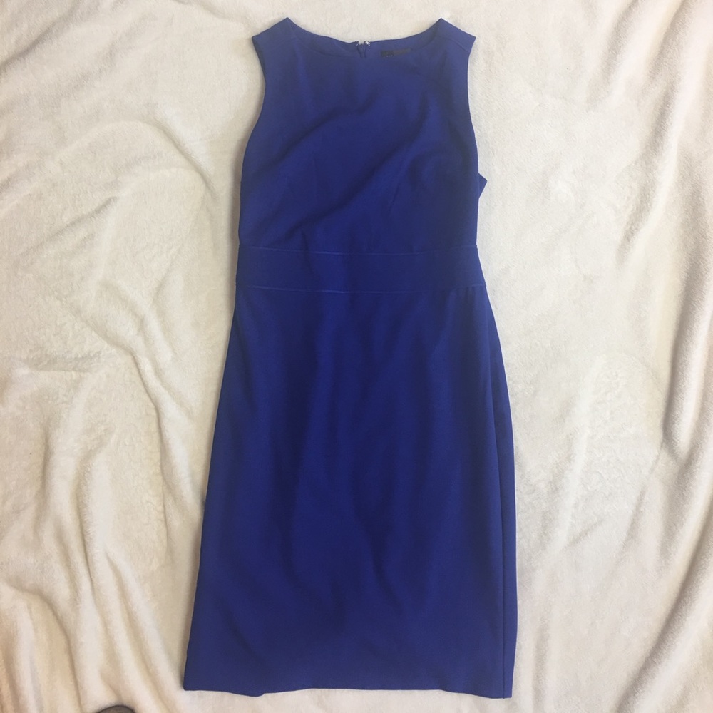 Cute dress fully lined.Shoulder to hem 35 inches