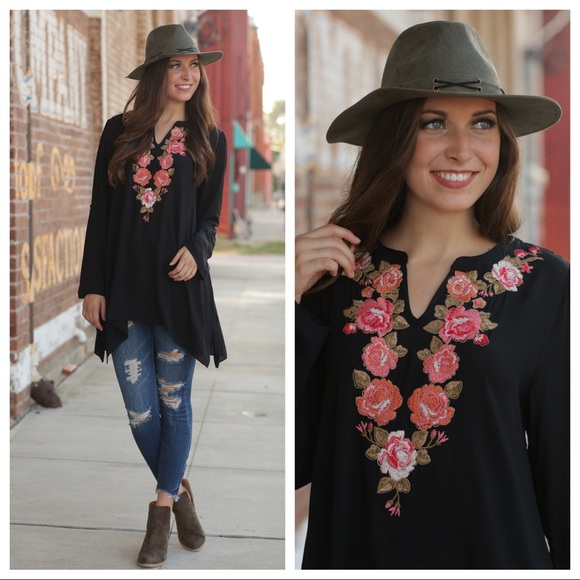 ✨LAST✨Black embroidered tunic - Picture 2 of 2