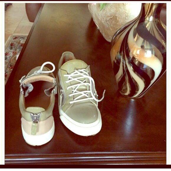 SNEAKERS SIZE 38 (US8) WOMENS