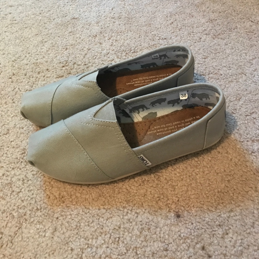 Women's Toms.